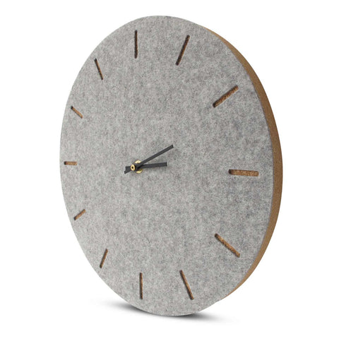 Vægur lavet af filt og kork 30 cm | lysegrå - sort | Design: København