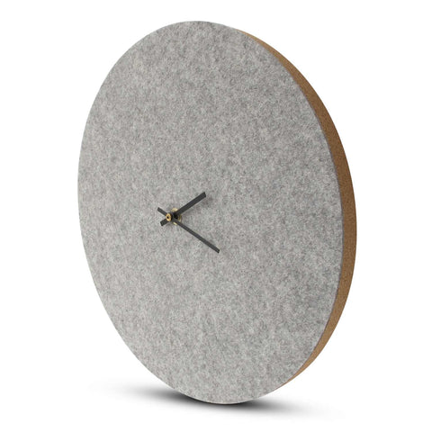 Vægur lavet af filt og kork 30 cm | lysegrå - sort | Design: Aalborg