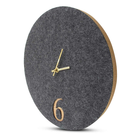 Vægur lavet af filt og kork 30 cm | antracit - guld | Design: Aarhus