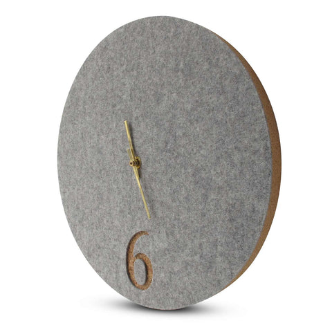 Vægur lavet af filt og kork 30 cm | lysegrå - guld | Design: Aarhus