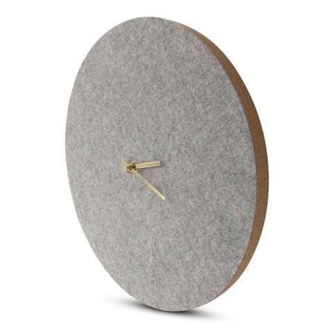 Vægur lavet af filt og kork 30 cm | lysegrå - guld | Design: Aalborg