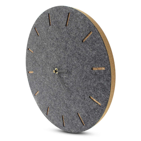 Vægur lavet af filt og kork 30 cm | antracit - sort | Design: København