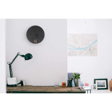Vægur lavet af filt og kork 30 cm | antracit - sort | Design: Aarhus