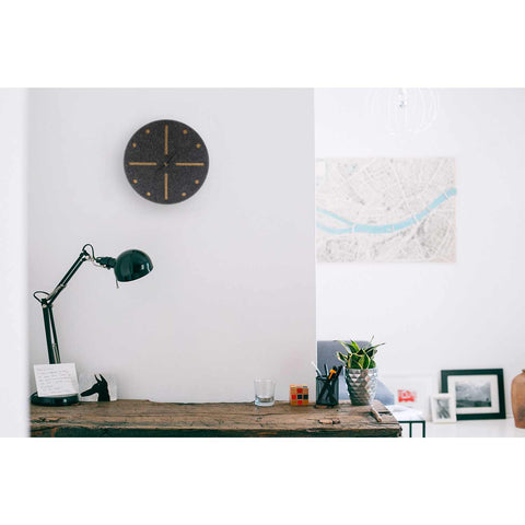 Vægur lavet af filt og kork 30 cm | antracit - sort | Design: Odense