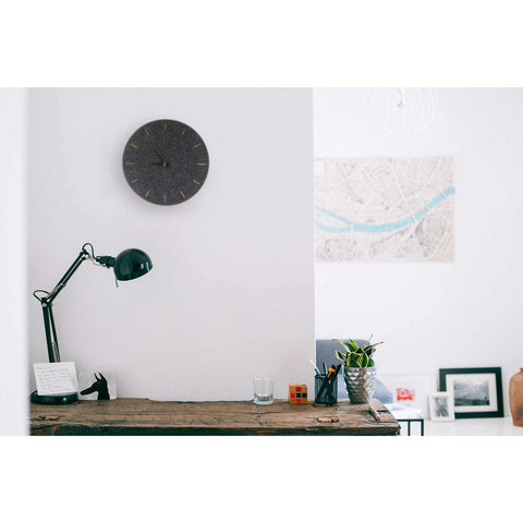 Vægur lavet af filt og kork 30 cm | antracit - sort | Design: København