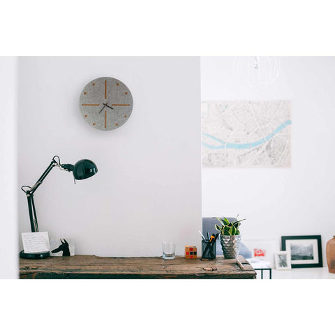 Vægur lavet af filt og kork 30 cm | lysegrå - sort | Design: Odense
