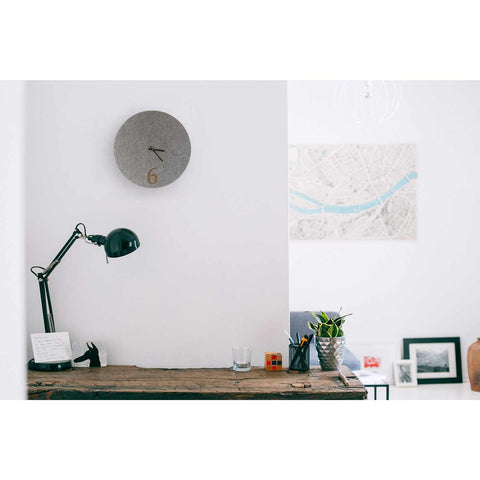 Vægur lavet af filt og kork 30 cm | lysegrå - sort | Design: Aarhus