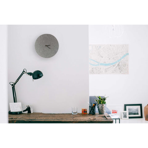Vægur lavet af filt og kork 30 cm | lysegrå - sort | Design: Aalborg