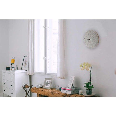 Vægur lavet af filt og kork 30 cm | lysegrå - sort | Design: Esbjerg