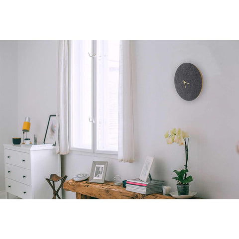 Vægur lavet af filt og kork 30 cm | antracit - guld | Design: Aalborg