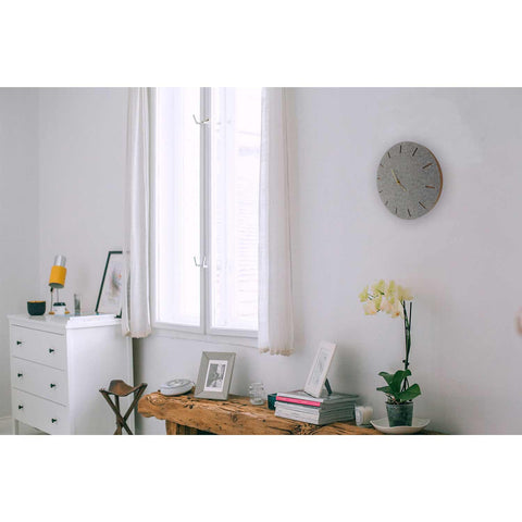 Vægur lavet af filt og kork 30 cm | lysegrå - guld | Design: København