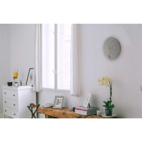 Vægur lavet af filt og kork 30 cm | lysegrå - guld | Design: Aarhus