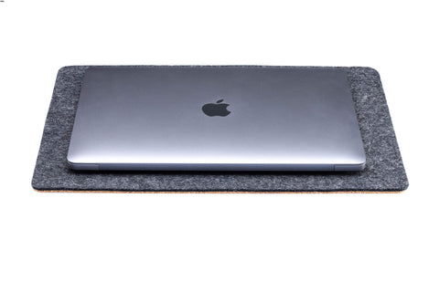 Måtte til MacBooks lavet af filt og kork | 26x38cm | antracit